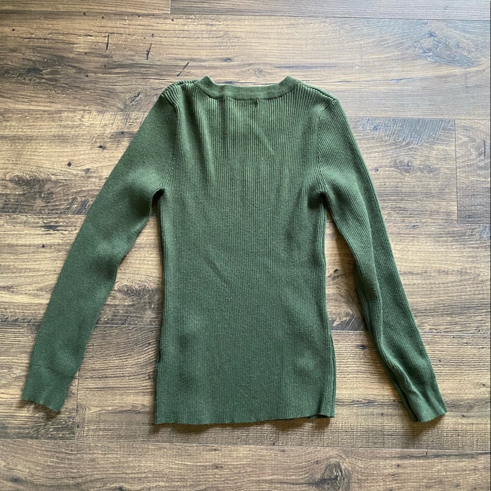 Green sweater - Picture 2 of 3
